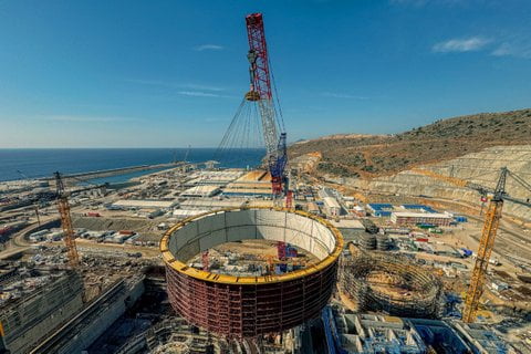 Установка внутренней защитной оболочки здания реактора