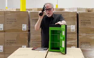 Холодильник Xbox Series X крупным планом. Представлена распаковка устройства от производителя