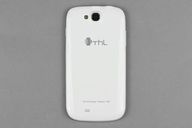 Обратная сторона коммуникатора Обзор ThL W8. Обратная сторона коммуникатора