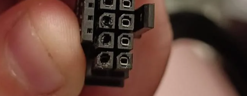 GeForce RTX 4090 расплавила разъём стандартного кабеля блока питания. Похоже, это первый подобный случай