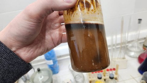 Сейчас его либо сжигают, либо отправляют на цементные заводы для замещения природного газа, но его все равно достаточно много, и захоранивать его для экологии вредно. На помощь пришли изобретатели