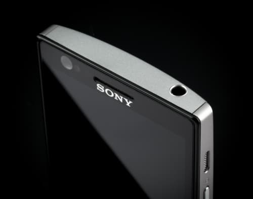 Sony Xperia P — верхний торец Sony Xperia P — верхний торец
