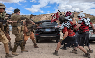 Фанаты воссоздали Fallout New Vegas в реальности и к ним проник «Тодд Говард», продающий Skyrim. Появились фото ивента в настоящем городе Гудспрингс