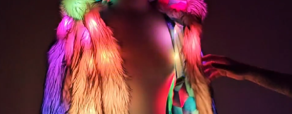 Шуба с RGB-подсветкой. Геймеры оценили стильный наряд, придуманный к наступающему Новому году