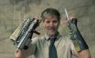 Настоящий клинок и крюк-кошка из Assassin's Creed: Syndicate