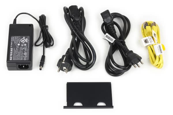 Комплект поставки роутера Netgear Centria WNDR4700 Комплект поставки роутера Netgear Centria WNDR4700