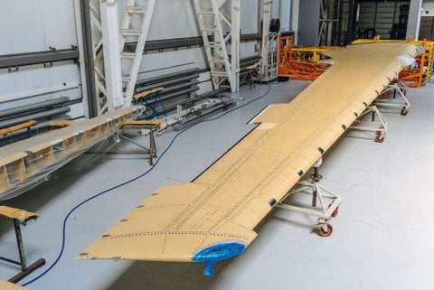 Консоль крыла самолета МС-21-300, изготовленная из российских композиционных материалов
