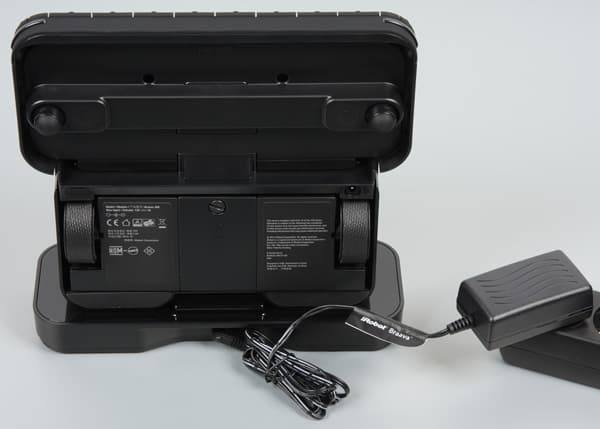 iRobot Braava 380t. Зарядка на базе