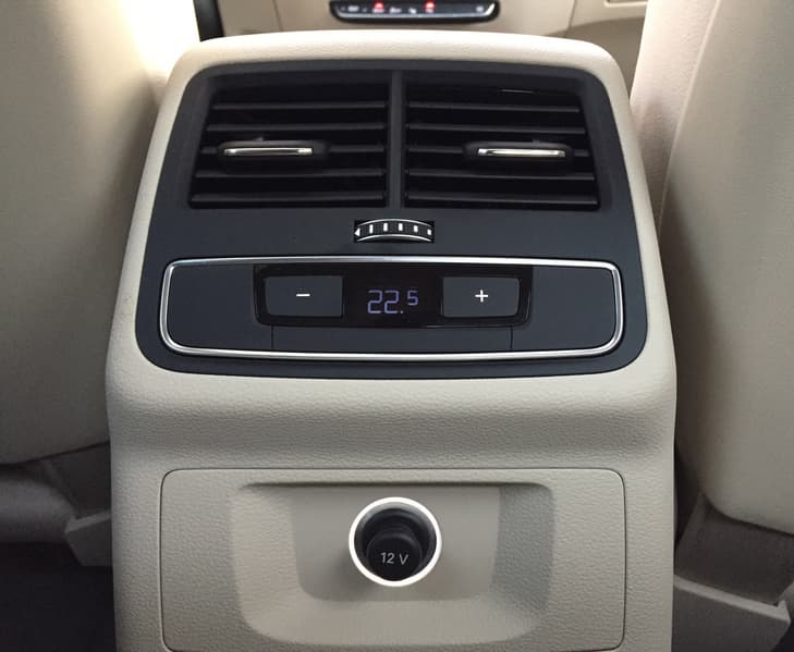 Панель управления климатической системой в задней части салона