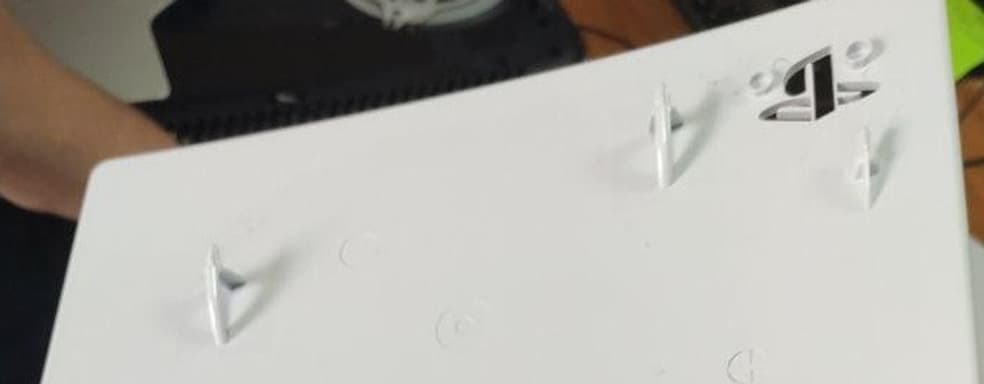 PS5 в руках игрока: съёмные панели, чёрный DualSense, подставка и русский интерфейс