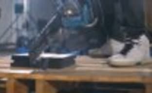 Xbox One может пережить падение с высоты 4,5 м. PS4 - нет 