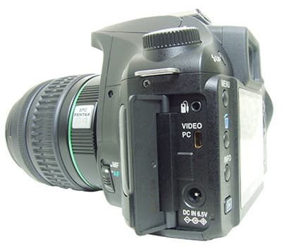 Pentax K100. Вид слева