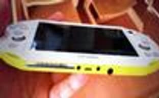 PS Vita 2000 можно заряжать через Micro USB