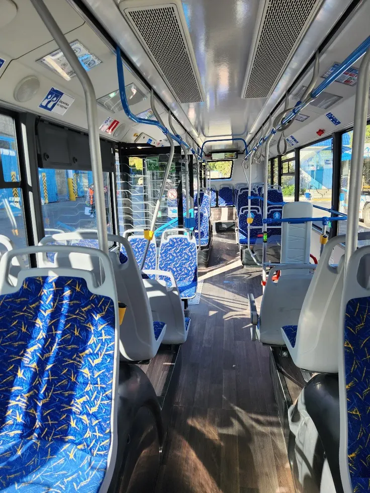 В электробусе могут разместиться сидя от 33 до 35 пассажиров. Общая его вместимость - 85 человек