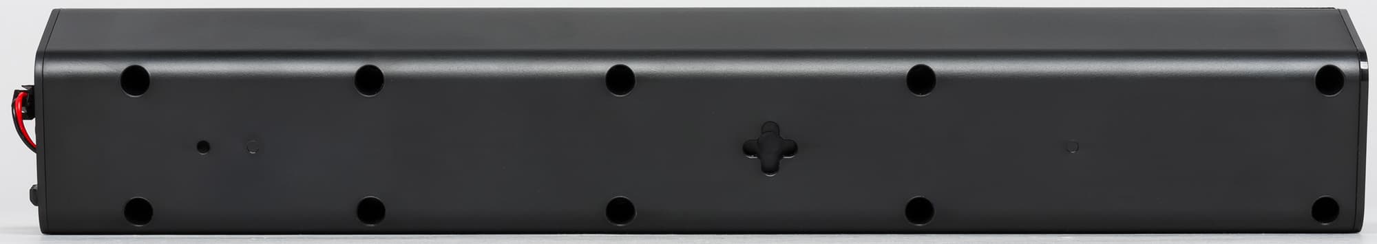 На задней части колонок находятся отверстия для крепления на стену.