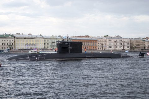 «Кронштадт» рассекает водную гладь в Санкт-Петербурге