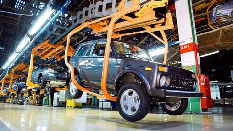 Сборка автомобилей LADA, архивное фото