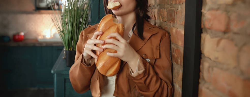 Вечно голодная картофельная девочка: модель показала косплей Саши Браус из аниме «Атака титанов»