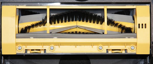 Робот-пылесос Samsung Navibot Silencio SR8895, Рис между скребком и корпусом отсека главной щетки