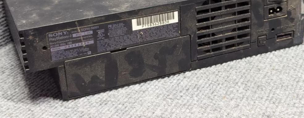 Игрок восстановил PlayStation 2 в ужасном состоянии и сделал её «кибер-версией»