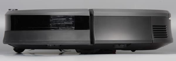 робот-пылесос iRobot Roomba 960, вид слева робот-пылесос iRobot Roomba 960, вид слева