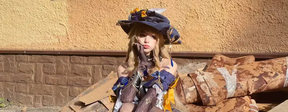 Навия из Genshin Impact у подъезда в России. Представлен народный косплей героини Фонтейна и Кирары из Инадзумы