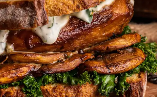 Появились фото бургера, брусничного сока и других яств из Кулинарной книги The Witcher: чем накормить фанатов «Ведьмака»