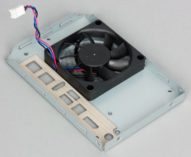 Конструкция сетевого накопителя Thecus W2810Pro Конструкция сетевого накопителя Thecus W2810Pro