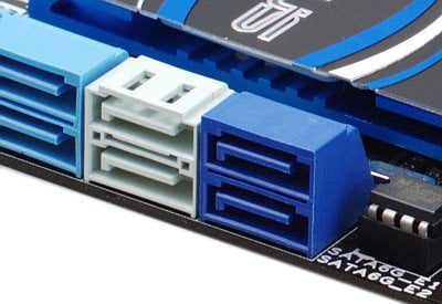 Порты SATA600 — теперь не только на правах гостей (слева SATA300, посередине чипсетные SATA600, справа SATA600 дополнительного контроллера) Порты SATA600 — теперь не только на правах гостей (слева SATA300, посередине чипсетные SATA600, справа SATA600 дополнительного контроллера)