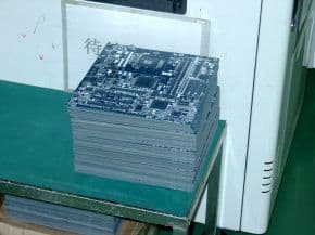 стопка печатных плат перед помещением на конвейер