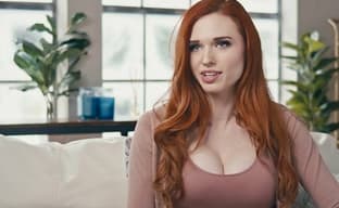 Twitch забанил Amouranth. Причиной могло послужить желание стримерши избить порнозвезду Адриану Чечик