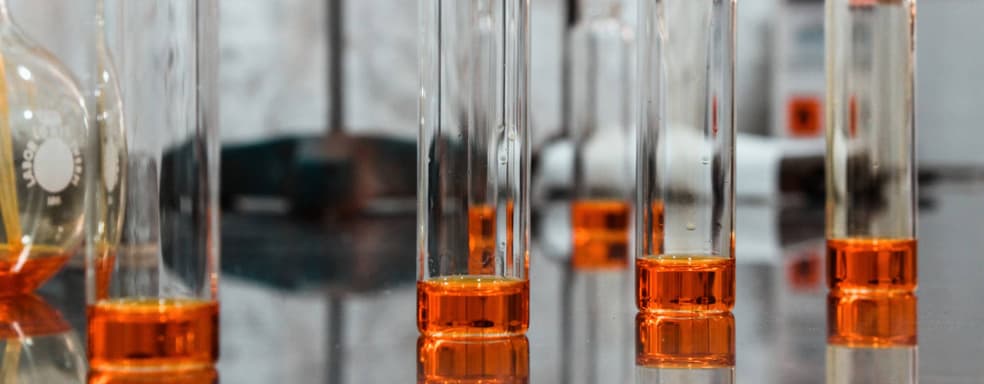 Почувствуй себя парфюмером: открылся предзаказ на настолку с ароматическими маслами «Аромагия»