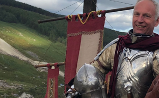 Baldur's Gate 3 Creator Plans to Appear in Armor at TGA. Swen Vincke's Squire Gets a Plane for Delivery