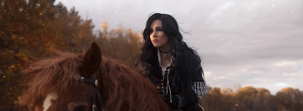 Женщина в чёрном: модель показала косплей Йеннифэр из игры The Witcher 3: Wild Hunt