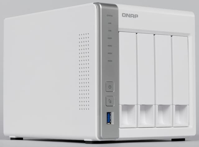 Внешний вид QNAP D4 Внешний вид QNAP D4
