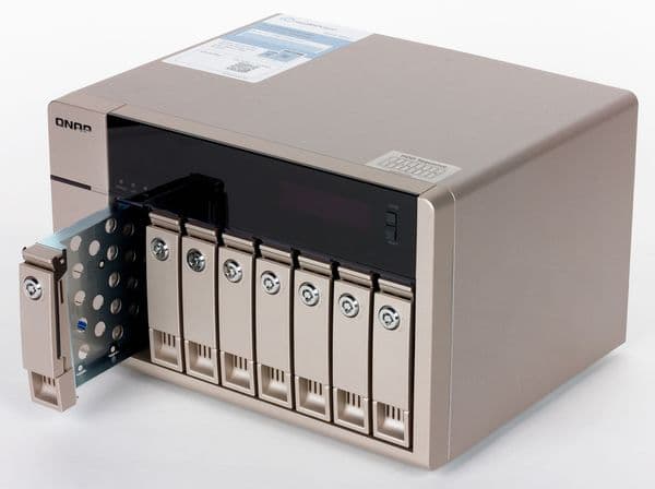 Внешний вид QNAP TVS-863+ Внешний вид QNAP TVS-863+