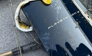 Рыбак выловил PlayStation 3 вместо рыбы. Показал, как износилась консоль и нашёл сюрприз