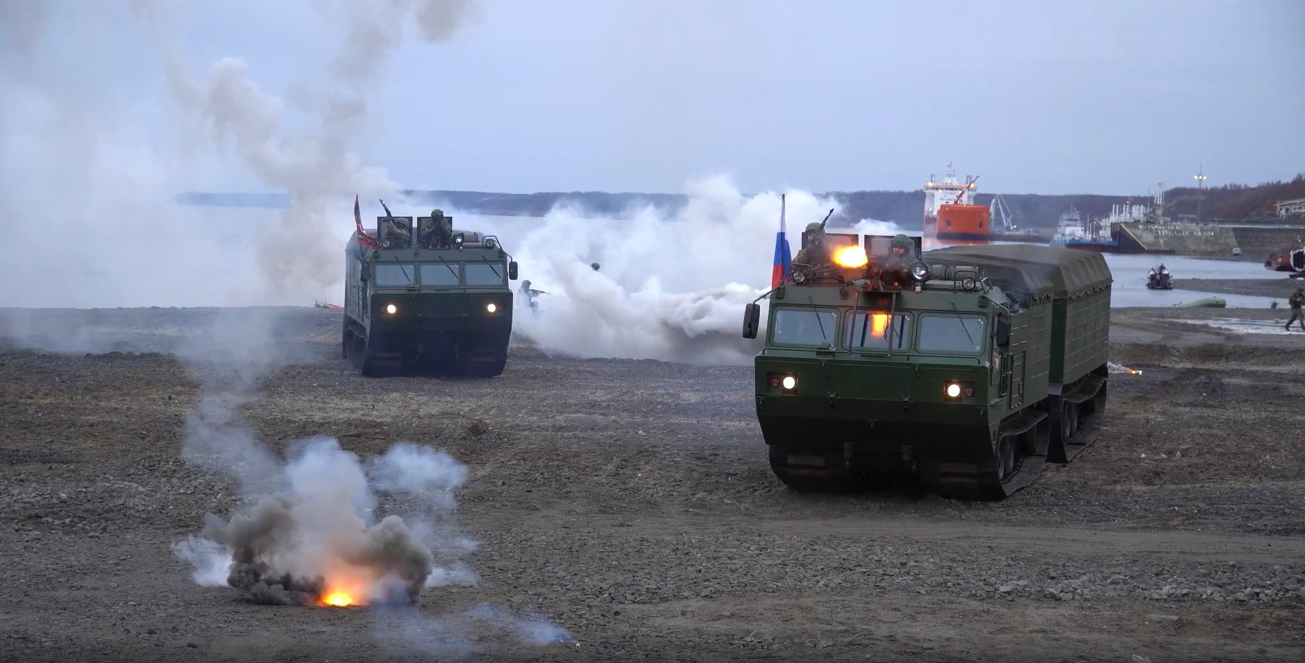 БДК «Кондопога» высадил три двухзвенных вездехода ДТ-10ПН «Витязь» на ...
