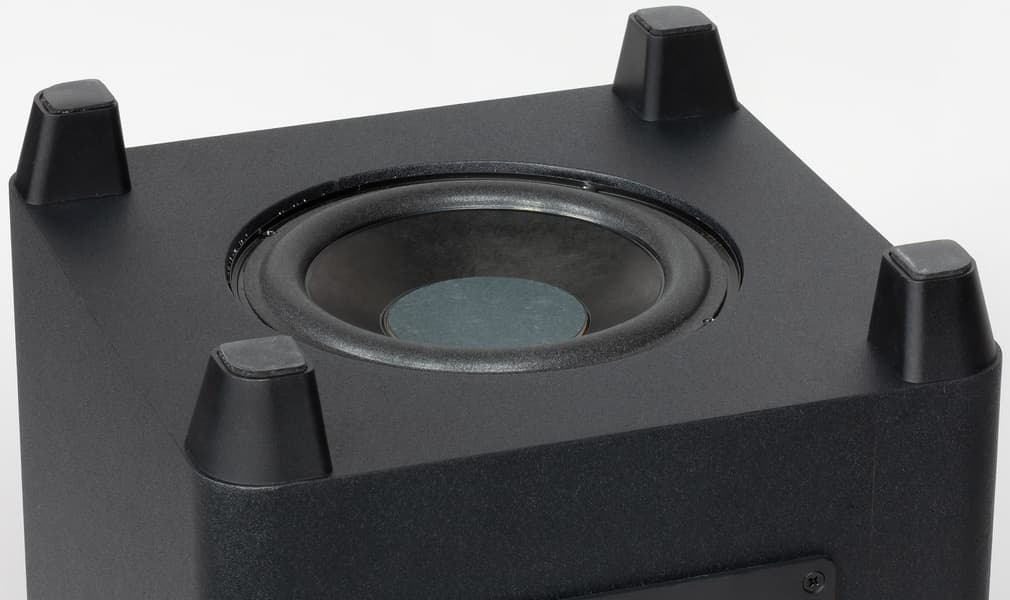 Динамик сабвуфера диаметром 145 мм расположен в нижней части корпуса.