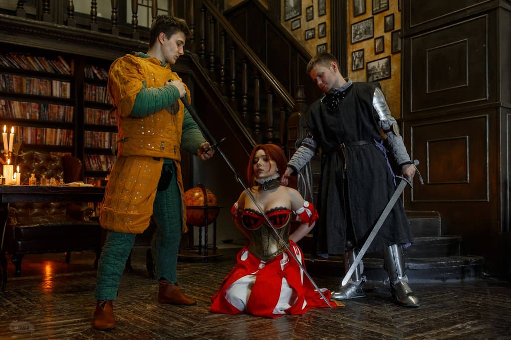 

Фотограф: VESANIA. Косплеерша: Kavaynaya Kote's | Ульяна Агеева-Гончарова. В роли стражников: Илья Афелий и ТК ГрифонАрт

