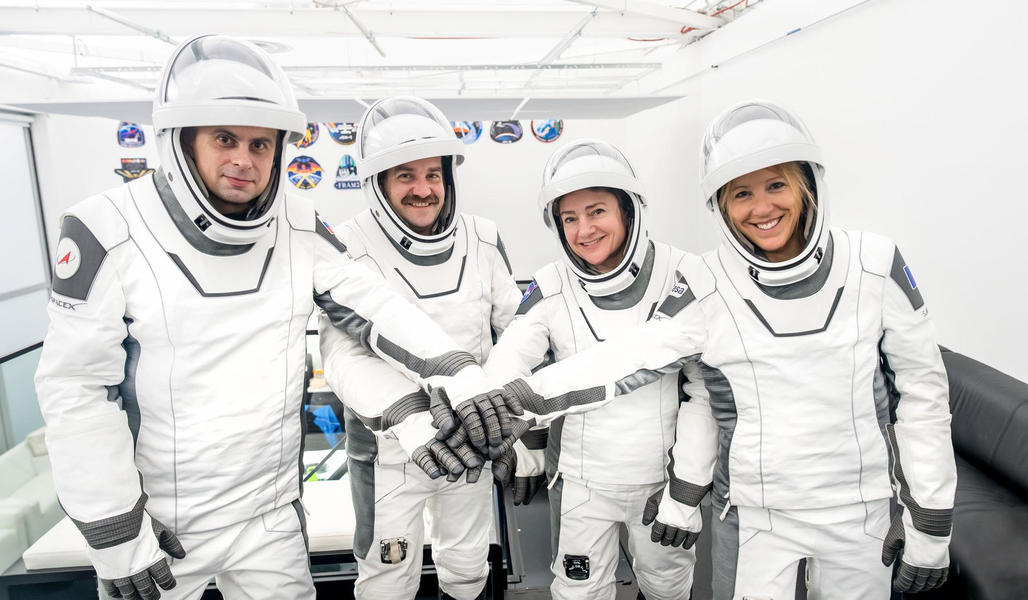 Космический корабль Crew Dragon пристыкован к МКС
