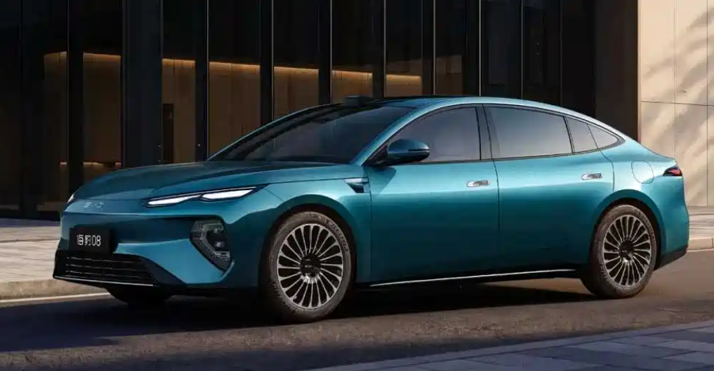 Замена Toyota Camry и Honda Accord: представлен седан BYD Seal 08 с запасом хода более 1000 км Китайский седан BYD Seal 08 вид спереди
