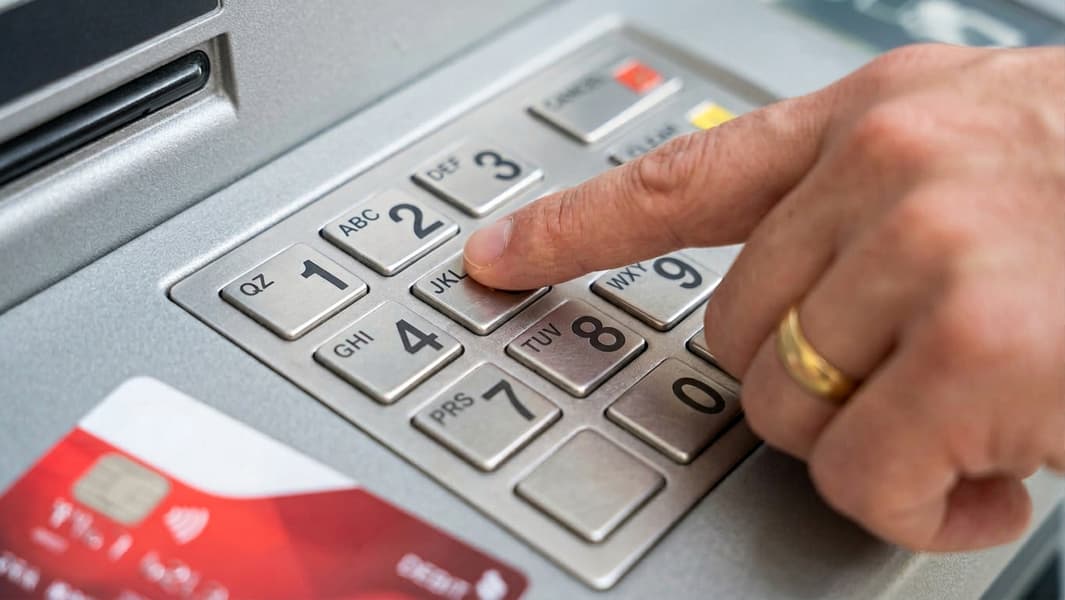 Банкоматы в России будут работать без Интернета, а банки и страховщиков включат в «белые списки»
