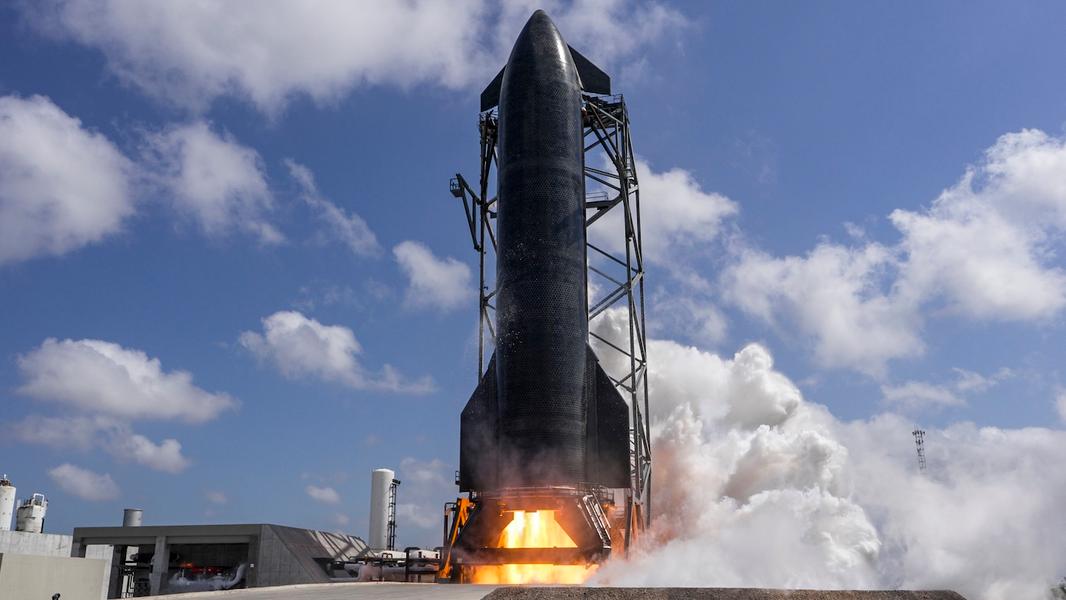 Starship по объему равен МКС: ракета вмещает более 100 спутников Ракета Starship на стартовой площадке