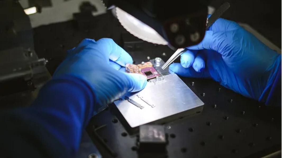 Французский стартап C12 придумал способ «пересаживать» углеродные нанотрубки на квантовые чипы и приблизил масштабируемые квантовые компьютеры Технология переноса углеродных нанотрубок на квантовые чипы C12