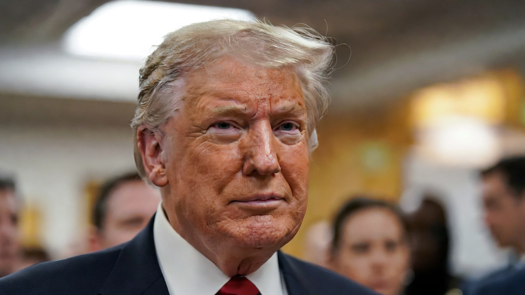 Трамп готов вложить деньги государства в ИИ: США могут стать совладельцем крупнейших компаний отрасли Логотип или иллюстрация ИИ на фоне американской тематики
