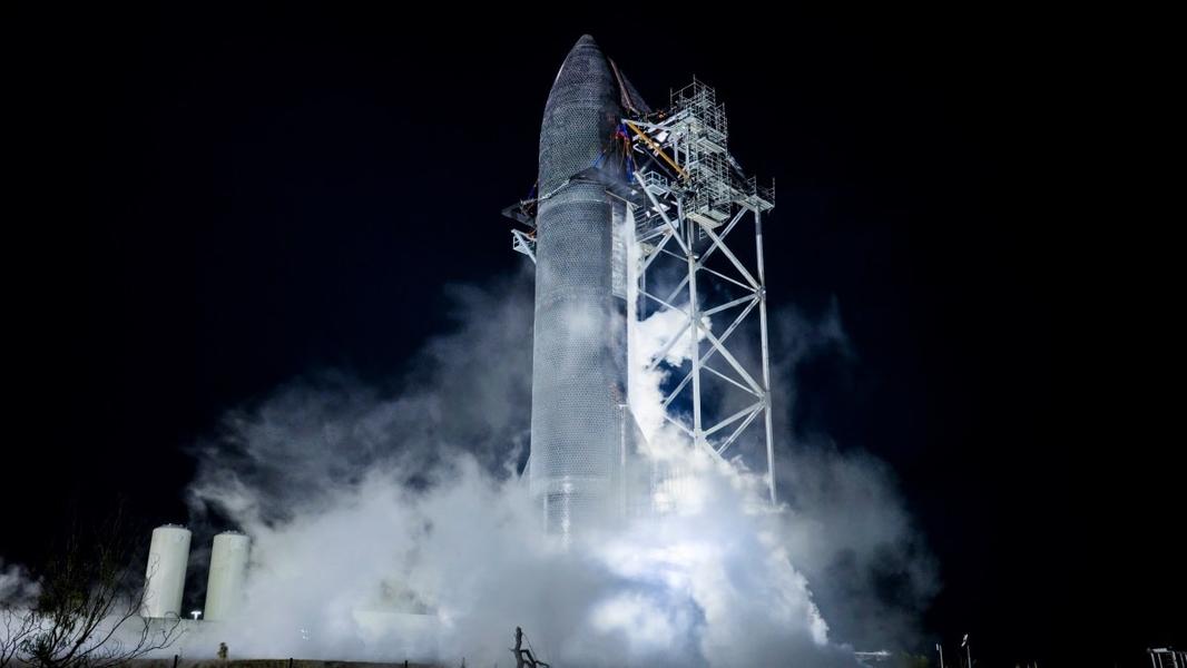 SpaceX запросила у FCC разрешение на усиление радиосигналов для миссии возвращения Starship с орбиты Космический корабль Starship на стартовой площадке