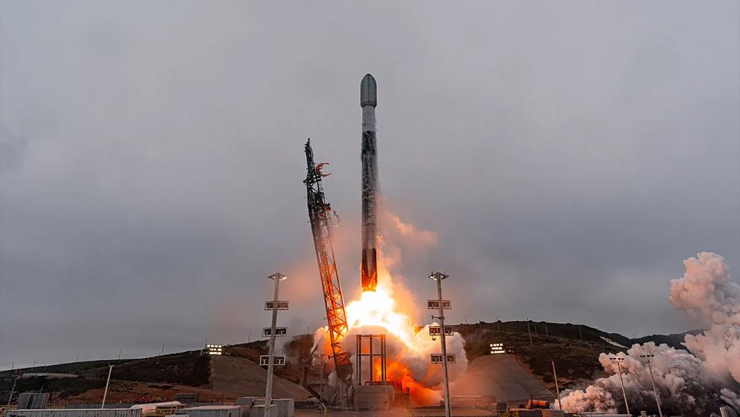 SpaceX не сбавляет обороты: сразу после IPO компания отправила в космос еще 24 спутника Запуск ракеты Falcon 9 со спутниками Starlink