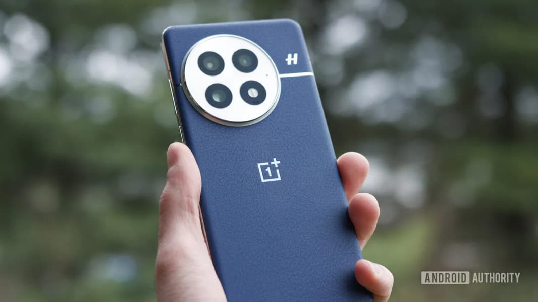 Владельцы OnePlus могут продолжать использовать свои устройства в обычном режиме и с уверенностью. OnePlus возобновила обновления OxygenOS 16 после проблемы с перезагрузками