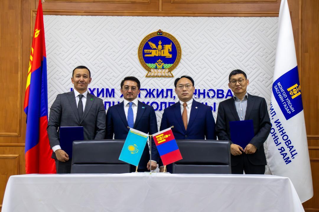 Глава Минцифры Казахстана Жаслан Мадиев с монгольскими коллегами
